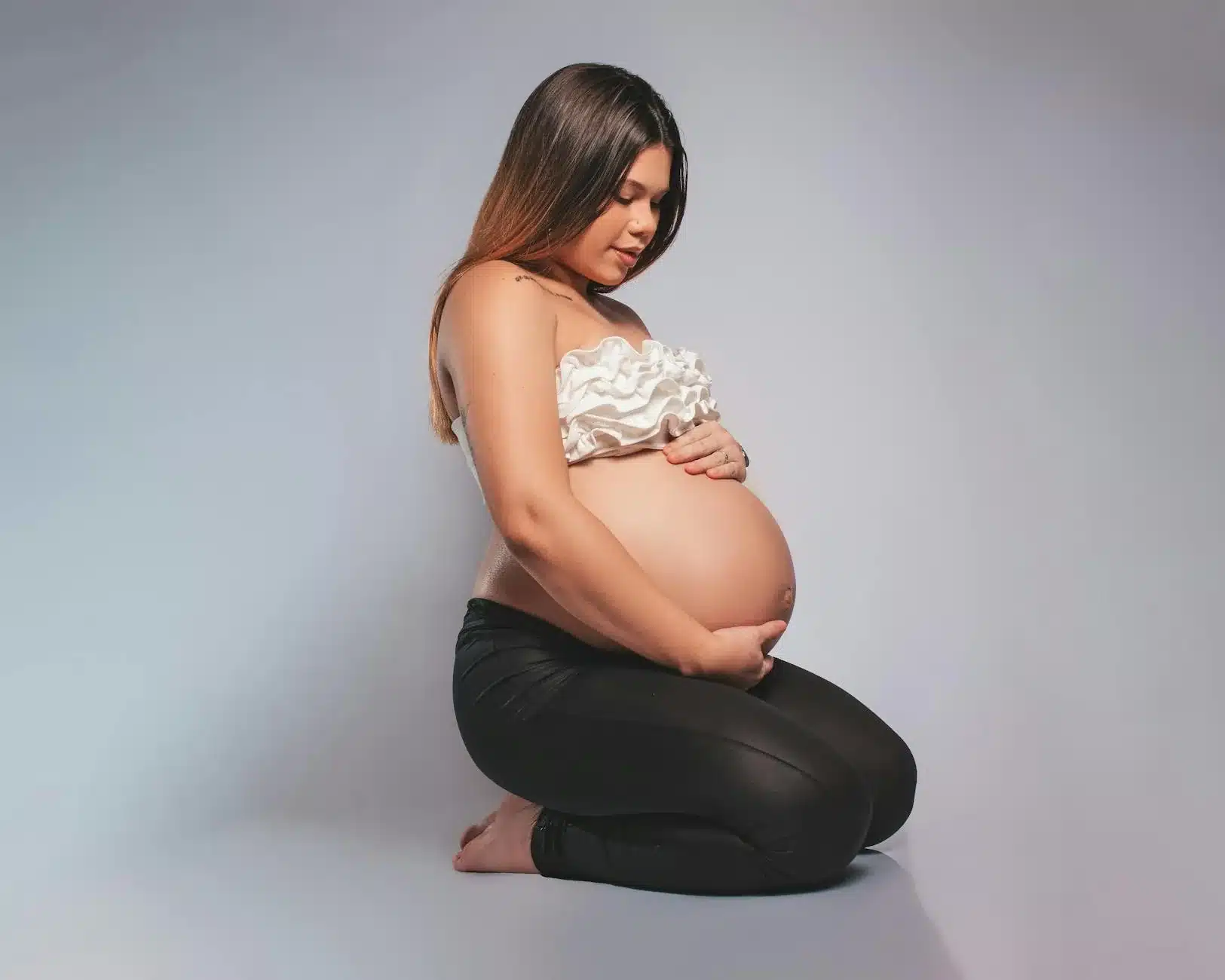 Femme enceinte avec documents administratifs en lien avec la maternité