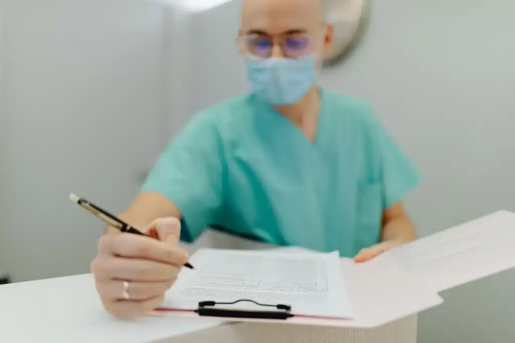 Professionnel médical documentant l'indemnisation accident de la vie sur formulaire