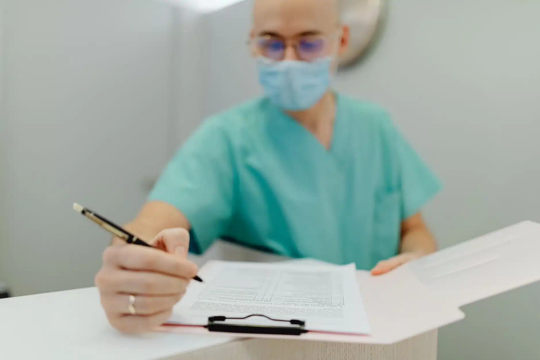 Professionnel médical documentant l'indemnisation accident de la vie sur formulaire