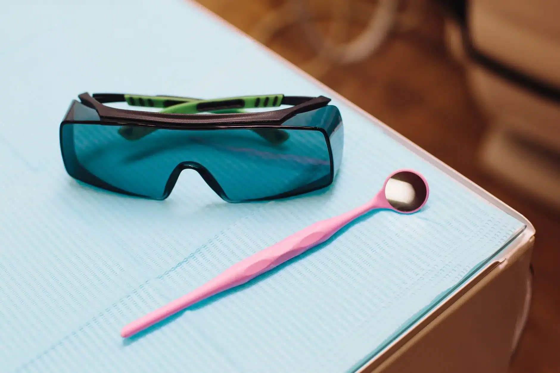Lunettes de soleil de prescription sur un bureau de cabinet médical avec outils d'examen