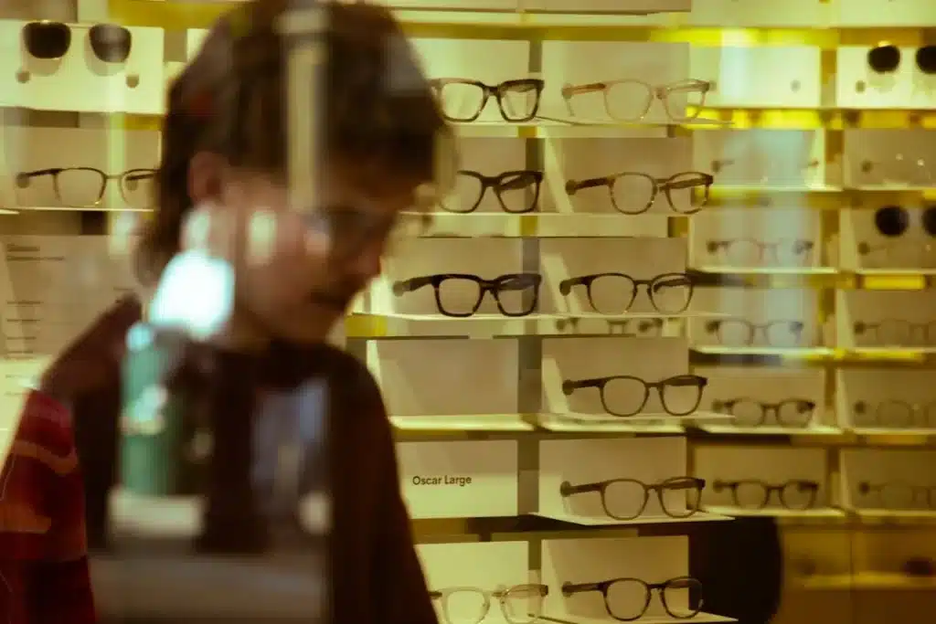 Personne examinant des lunettes de soleil en magasin pour bénéficier d'une prise en charge mutuelle