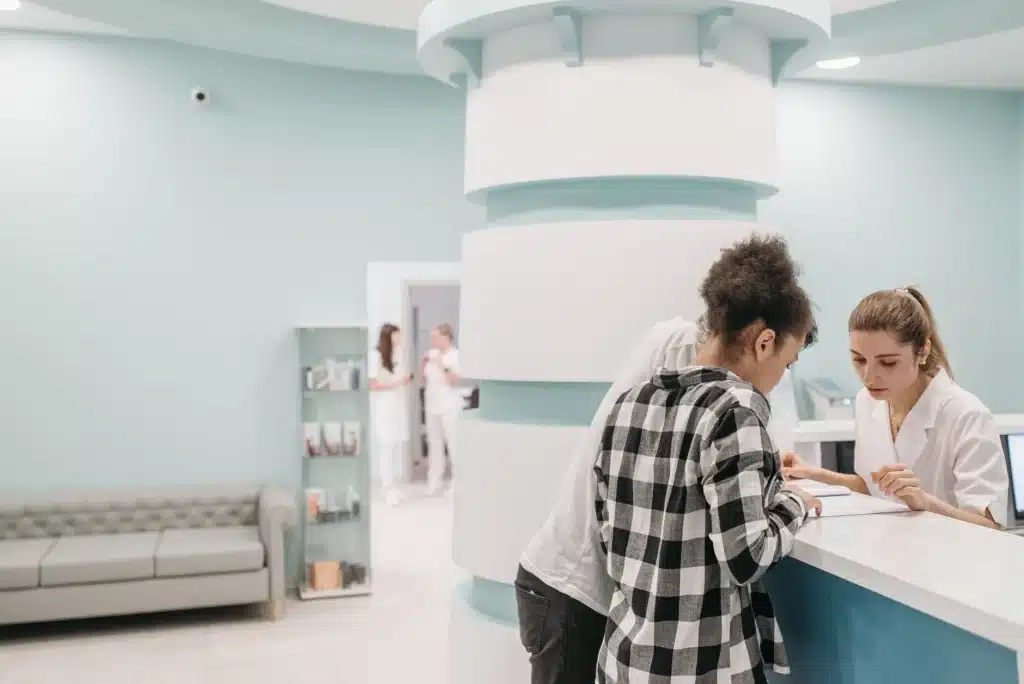 Professionnels de santé à l'accueil d'une clinique moderne pour mutuelle GMC