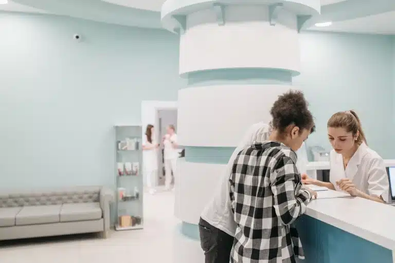 Professionnels de santé à l'accueil d'une clinique moderne pour mutuelle GMC