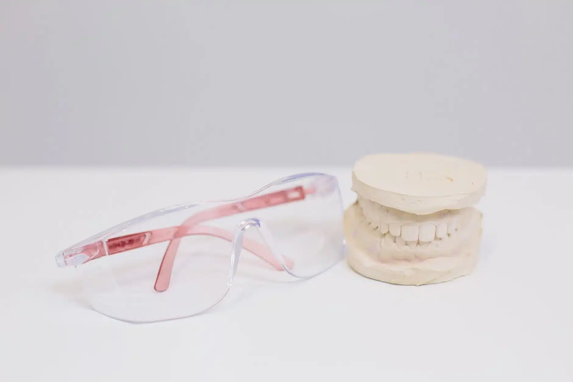 Lunettes avec verres de correction posées sur surface blanche illustrant le remboursement mutuelle lunettes