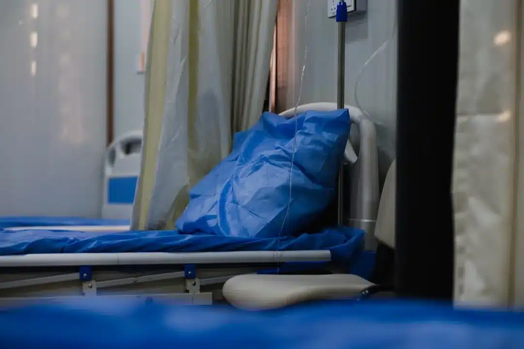 Potence de lit d'hôpital avec textile bleu pour faciliter le remboursement Sécurité sociale