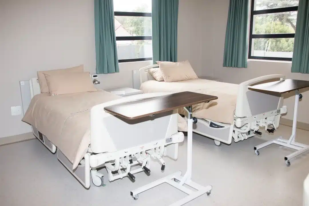 Table adaptable remboursement pour lit medicalisé près d'une fenêtre lumineuse